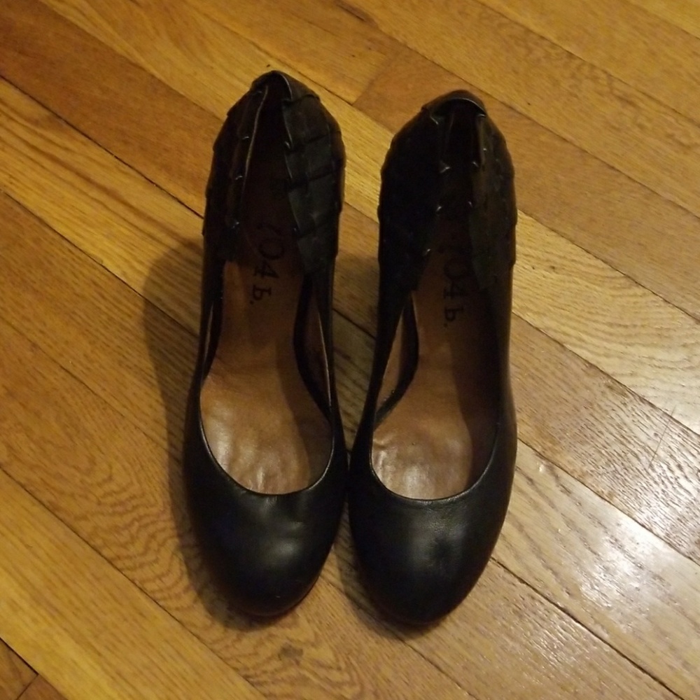 Black pumps